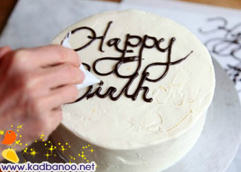 روش نوشتن روی کیک آموزش نوشتن روی کیک تولد, تولدت مبارک, روش نوشتن روی کیک, طرز نوشتن روی کیک, طریقه نوشتن روی کیک, فوت و فن, فوت و فن آشپزی, کیک, کیک تولد, نحوه نوشتن روی کیک